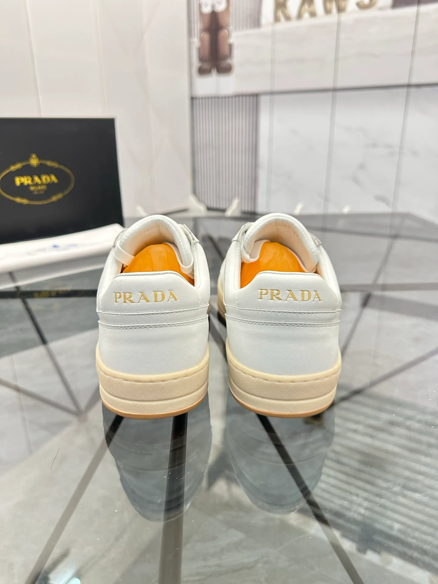 Men's shoes: 💰P400¥ Product trademark: Prada *"Prada*" low-top casual shoes Regular size: 38-44 (can be customized to 45) Product materials: imported cowhide upper, sheepskin lining, original outsole. Number: 020
